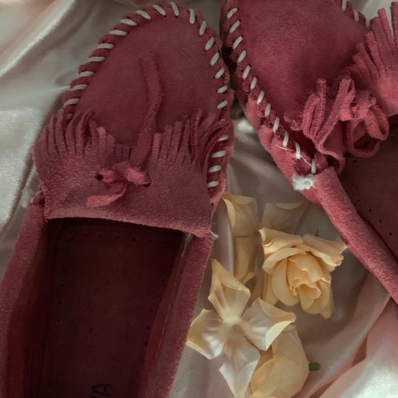 Minnetonka Moccasins. Size 8. Pink. - Picture 3 of 5